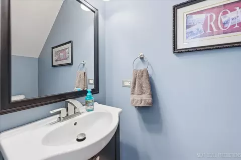 Bath - 1015 Reserve Dr, Elgin, IL 60124 photo 1 of 3