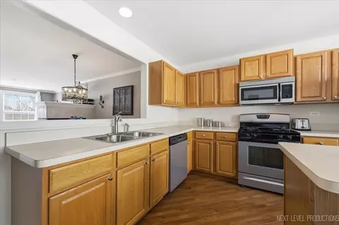 Kitchen - 1015 Reserve Dr, Elgin, IL 60124 photo 4 of 4