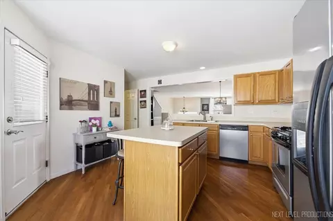 Kitchen - 1015 Reserve Dr, Elgin, IL 60124 photo 3 of 4