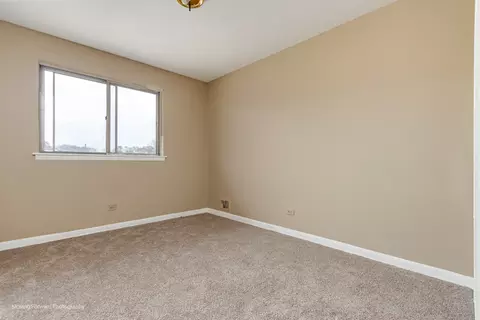 9586 S Colfax Ave, Chicago, IL 60617 photo 15