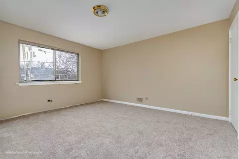 9586 S Colfax Ave, Chicago, IL 60617 photo 14