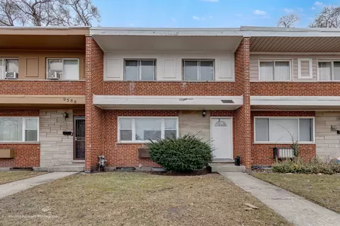 9586 S Colfax Ave, Chicago, IL 60617 photo 2