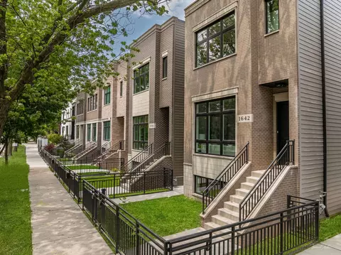 1640 W Wolfram St, Chicago, IL 60657