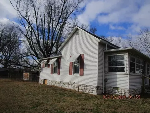 1405 Pearl St, Eldorado, IL 62930 photo 2
