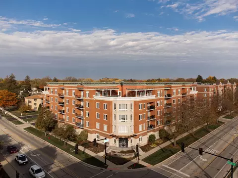 235 N Smith St #412, Palatine, IL 60067