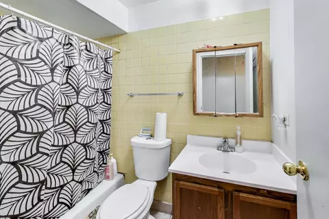 Bath - 121 Gregory St #7, Aurora, IL 60504 photo 2 of 2