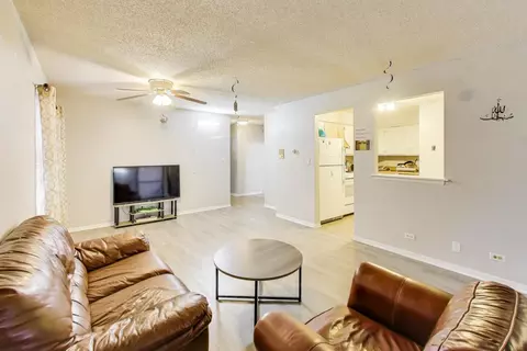 Living - 121 Gregory St #7, Aurora, IL 60504 photo 4 of 4