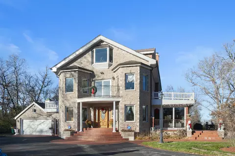 300 N Bradley Rd, Mettawa, IL 60045