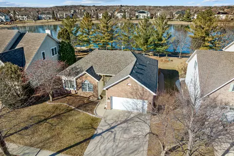 704 Lake Ridge Dr, South Elgin, IL 60177