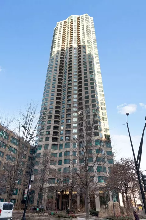 400 N La Salle Dr #2001, Chicago, IL 60654