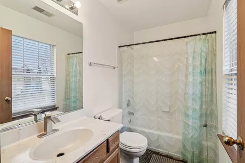 Bath - 2070 Foxtail Dr, Aurora, IL 60504 photo 2 of 3