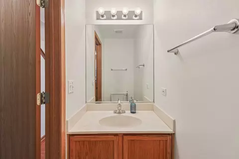 Bath - 2070 Foxtail Dr, Aurora, IL 60504 photo 1 of 3