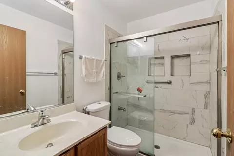 Bath - 2070 Foxtail Dr, Aurora, IL 60504 photo 3 of 3