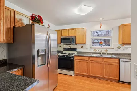 Kitchen - 2070 Foxtail Dr, Aurora, IL 60504 photo 4 of 6