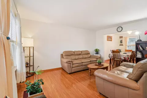 Living - 2070 Foxtail Dr, Aurora, IL 60504 photo 2 of 3