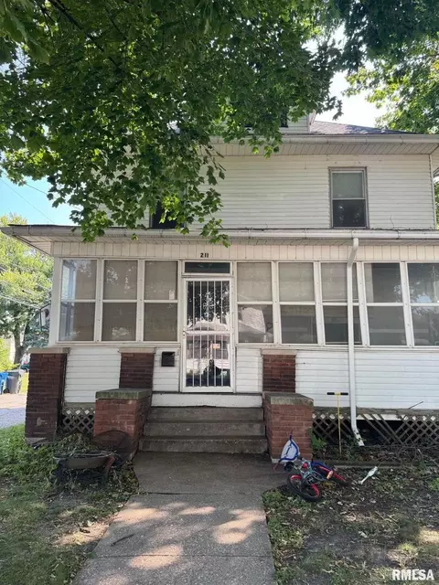 211 Cedar St, Davenport, IA 52802