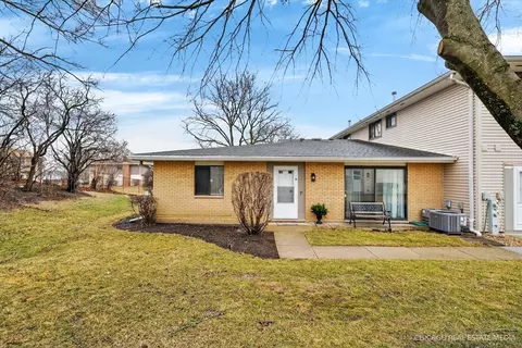 123 Brewster Ct #B, Bloomingdale, IL 60108