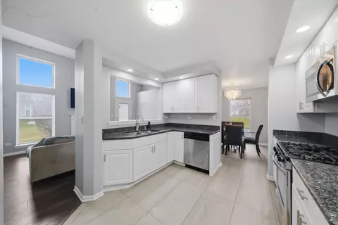 Kitchen - 259 Millers Xing, Itasca, IL 60143 photo 2 of 3