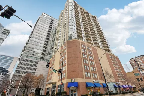 645 N Kingsbury St #2006, Chicago, IL 60610