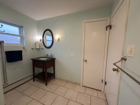 Bath - 4617 Joliet Ave, Lyons, IL 60534 photo 3 of 6