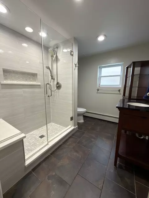 Bath - 4617 Joliet Ave, Lyons, IL 60534 photo 5 of 6