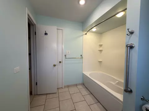 Bath - 4617 Joliet Ave, Lyons, IL 60534 photo 2 of 6