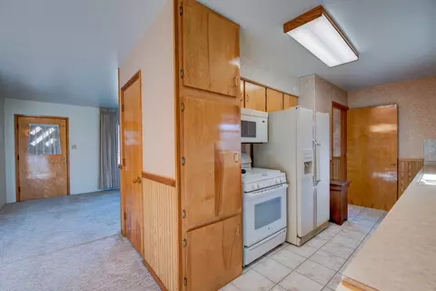 Kitchen - 2937 172nd St, Lansing, IL 60438 photo 2 of 2