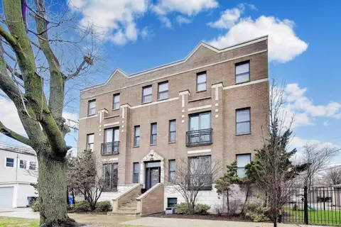 3044 W Roscoe St #2E, Chicago, IL 60618