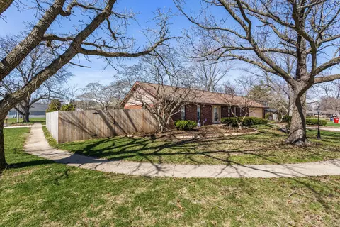 2317 Brookshire Dr E, Champaign, IL 61821 photo 2