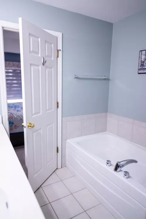Bath - 2406 Sunshine Ln, Aurora, IL 60503 photo 4 of 6