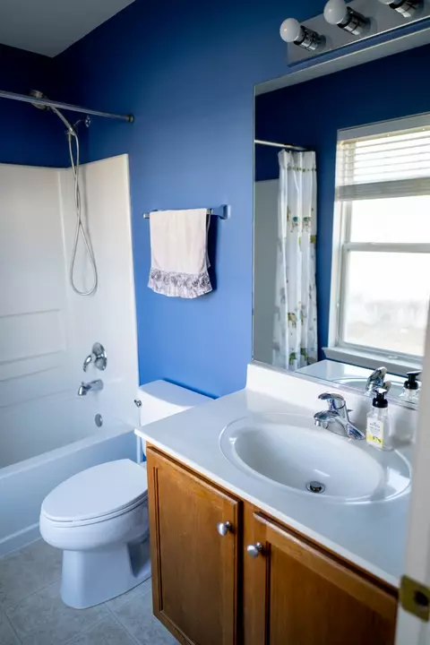 Bath - 2406 Sunshine Ln, Aurora, IL 60503 photo 5 of 6