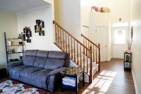 Entry Way - 2406 Sunshine Ln, Aurora, IL 60503 photo 4 of 8