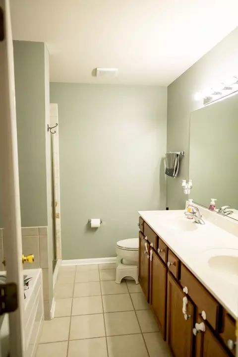 Bath - 2406 Sunshine Ln, Aurora, IL 60503 photo 2 of 6