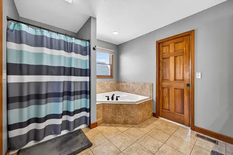 Bath - 2968 Wolf Creek Ln, Normal, IL 61761 photo 2 of 5