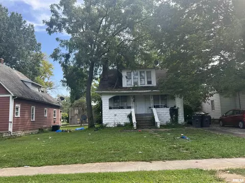 703 W College St, Carbondale, IL 62901