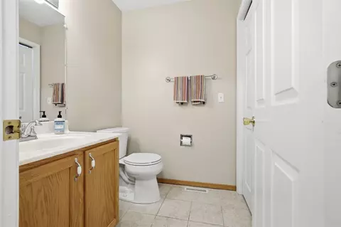Bath - 39 Oak Park Rd, Bloomington, IL 61701 photo 2 of 3