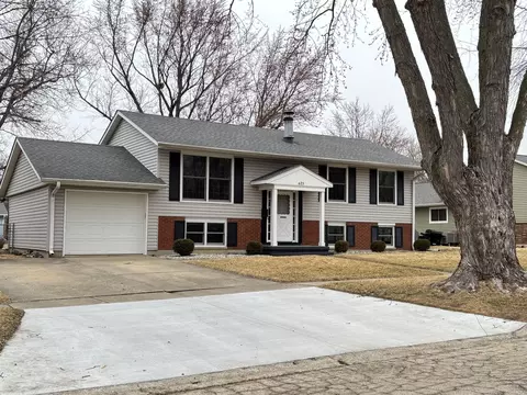 623 Colonial Dr, Dekalb, IL 60115