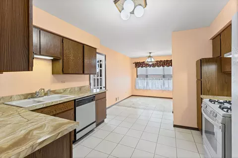 Kitchen - 9752 Mill Dr E #E2, Palos Park, IL 60464 photo 1 of 3