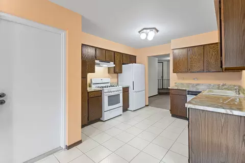 Kitchen - 9752 Mill Dr E #E2, Palos Park, IL 60464 photo 2 of 3