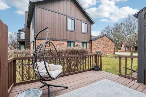 Exterior - 43 Creekside Cir, Elgin, IL 60123 photo 3 of 5