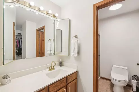 Bath - 43 Creekside Cir, Elgin, IL 60123 photo 2 of 3