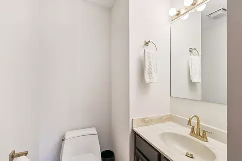 Bath - 43 Creekside Cir, Elgin, IL 60123 photo 1 of 3
