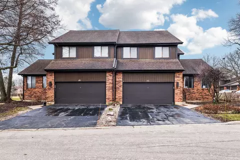 43 Creekside Cir, Elgin, IL 60123