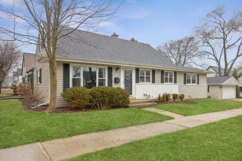 927 N Haddow Ave, Arlington Heights, IL 60004