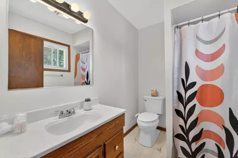 Bath - 6395 Pine Bluff Rd, Morris, IL 60450 photo 1 of 2