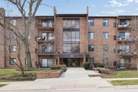 7510 Farmingdale Dr #407, Darien, IL 60561