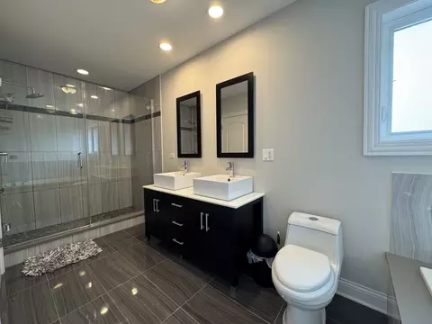 Bath - 3349 N Paris Ave, Chicago, IL 60634 photo 4 of 5