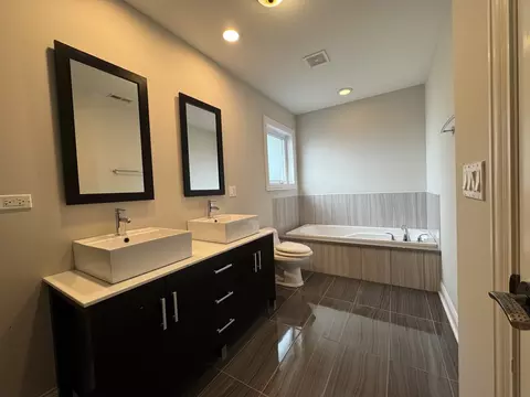 Bath - 3349 N Paris Ave, Chicago, IL 60634 photo 3 of 5