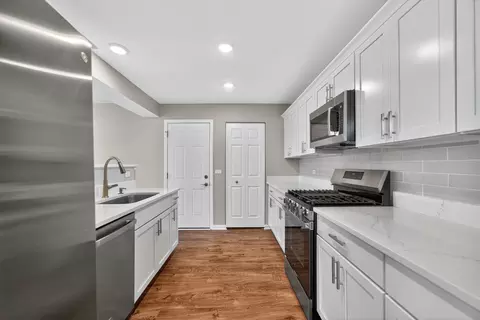 Kitchen - 446 Cromwell Cir #4, Bartlett, IL 60103 photo 1 of 2