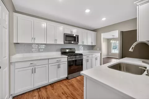 Kitchen - 446 Cromwell Cir #4, Bartlett, IL 60103 photo 2 of 2
